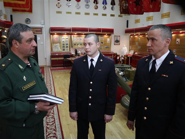 Командующий Приволжским округом наградил росгвардейцев, спасших ребёнка в Кирове (фото, видео)