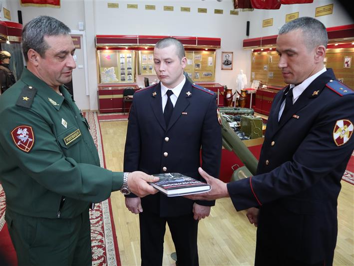 Командующий Приволжским округом наградил росгвардейцев, спасших ребёнка в Кирове (фото, видео)