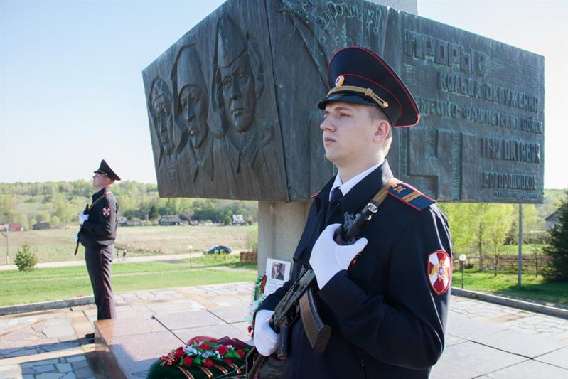 В первый день автопробега «Вахта памяти. Сыны Великой Победы» в Центральном округе войск национальной гвардии Российской Федерации колонна из 7 автомобилей прошла около 300 км и к вечеру остановилась в Вязьме