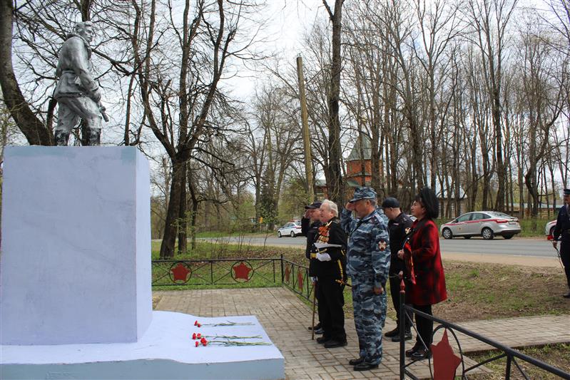 Участники памятного автопробега Росгвардии возложили цветы к братским захоронениям в селе Серёдка Псковской области