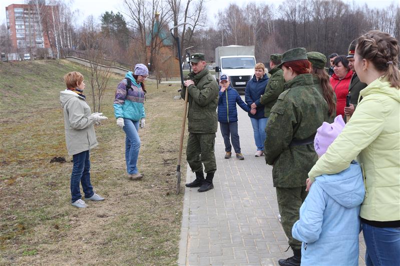 Военнослужащие саровской дивизии Росгвардии приняли участие в создании сада Победы 