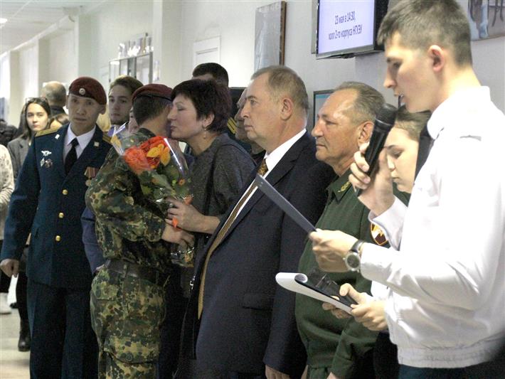 В Новосибирском государственном университете экономики и управления открыли мемориальную доску с именем военнослужащего отряда «Ермак» (фото, видео)