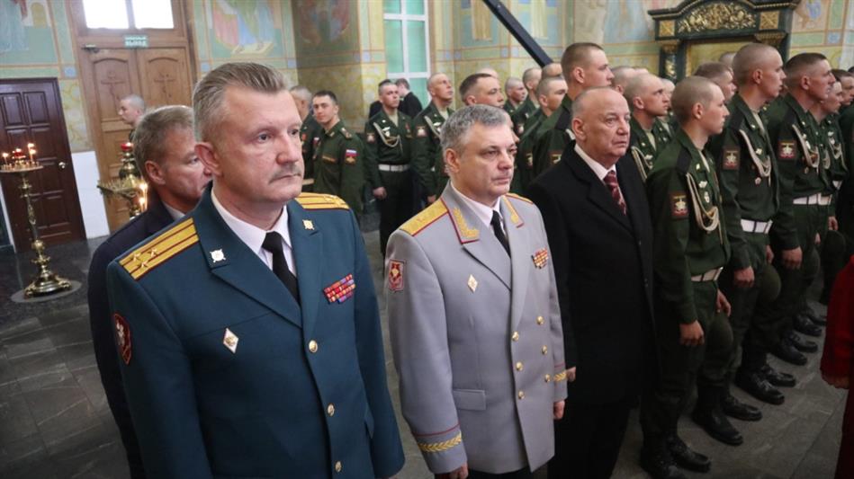 В Екатеринбурге военнослужащие Уральского округа Росгвардии – участники парада Победы приняли участие в архиерейской Божественной литургии в Свято-Троицком кафедральном соборе