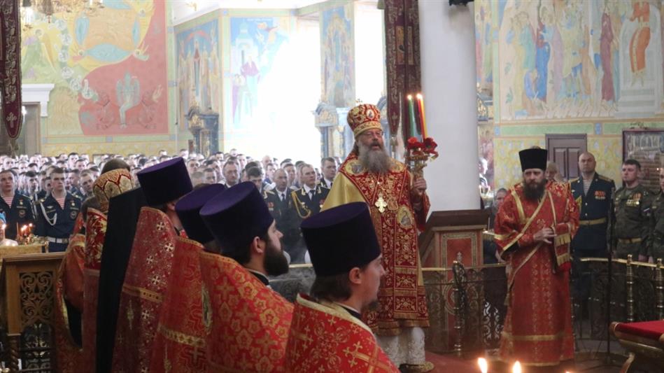 В Екатеринбурге военнослужащие Уральского округа Росгвардии – участники парада Победы приняли участие в архиерейской Божественной литургии в Свято-Троицком кафедральном соборе