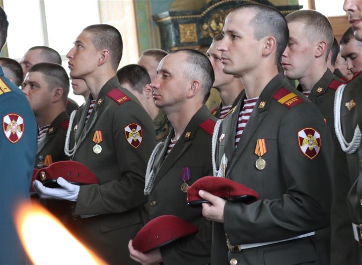 В Екатеринбурге военнослужащие Уральского округа Росгвардии – участники парада Победы приняли участие в архиерейской Божественной литургии в Свято-Троицком кафедральном соборе