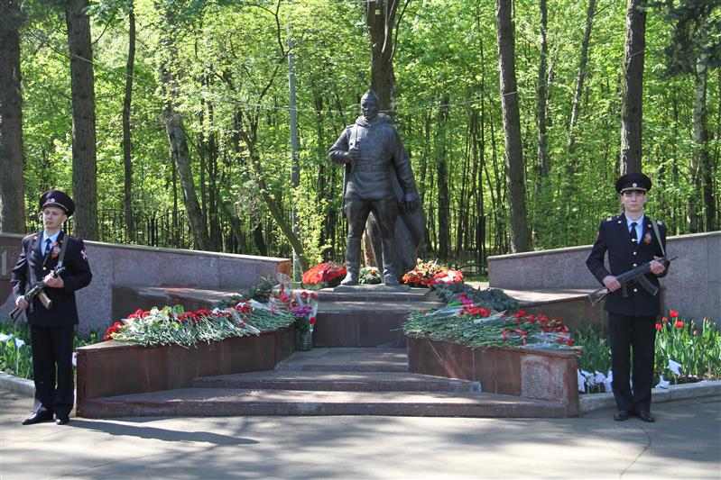 В Москве сотрудники Росгвардии и члены их семей приняли участие в общероссийской общественной гражданско-патриотической акции «Бессмертный полк»