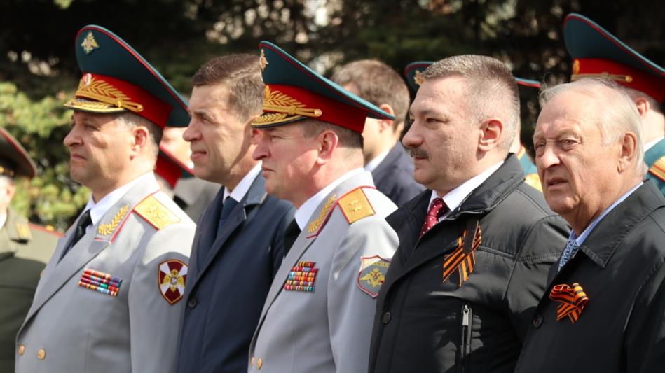 Командующий Уральским округом Росгвардии возложил цветы к памятнику маршалу Георгию Жукову