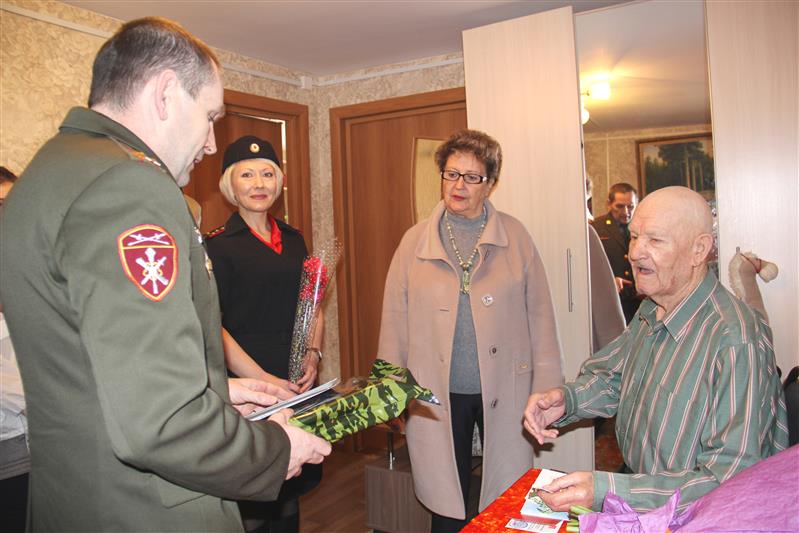 В Ханты-Мансийске росгвардейцы поздравили ветеранов Великой Отечественной войны
