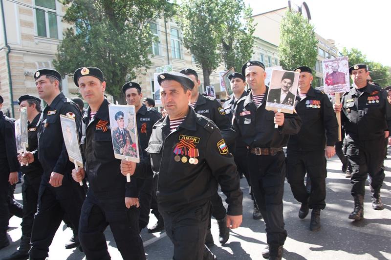 Более 300 росгвардейцев приняли участие в патриотической акции «Бессмертный полк» в Дагестане
