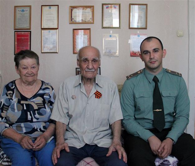 В канун Дня Победы астраханские росгвардейцы навестили ветерана Великой Отечественной войны