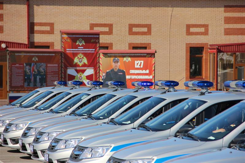 В Сочи сотрудники вневедомственной охраны Росгвардии получили ключи от новых служебных автомобилей 