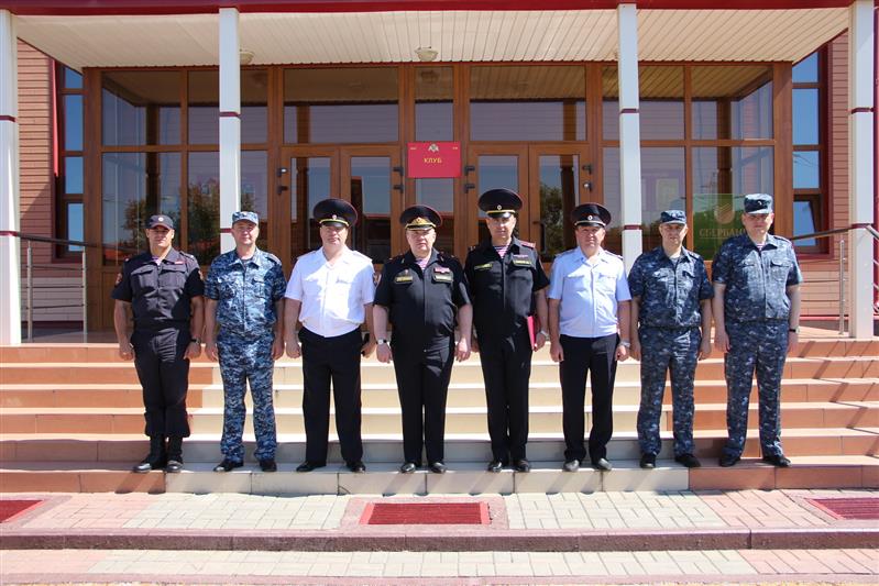 В Сочи сотрудники вневедомственной охраны Росгвардии получили ключи от новых служебных автомобилей 