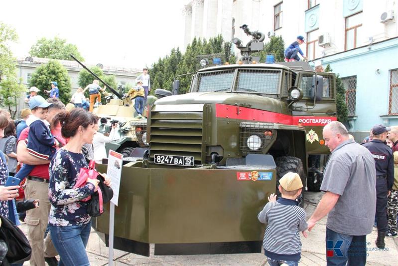 В Ростове-на-Дону, Краснодаре, Астрахани, Волгограде, Элисте, Майкопе, Севастополе, Симферополе и других городах Южного округа ВНГ состоялись военные парады