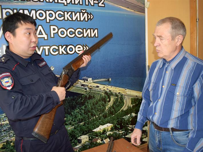 Иркутянин добровольно сдал в отдел лицензионно-разрешительной работы Росгвардии уникальное оружейное наследство 
