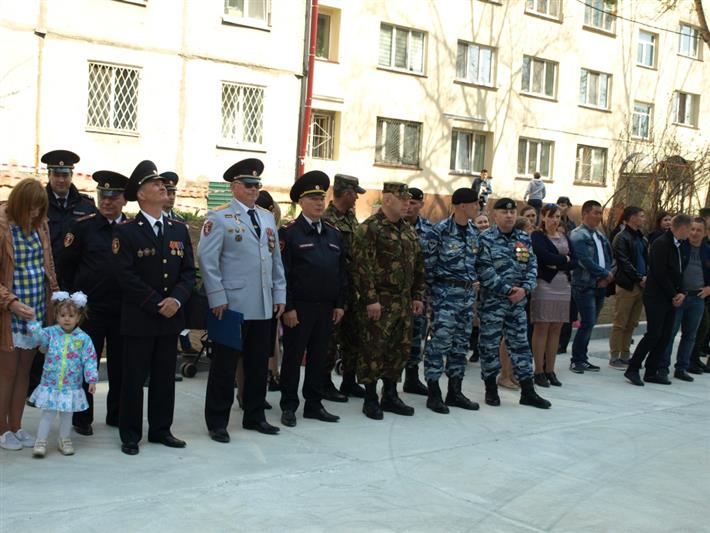 В Сахалинской области семьи военнослужащих и сотрудников Росгвардии получили ключи от новых служебных квартир