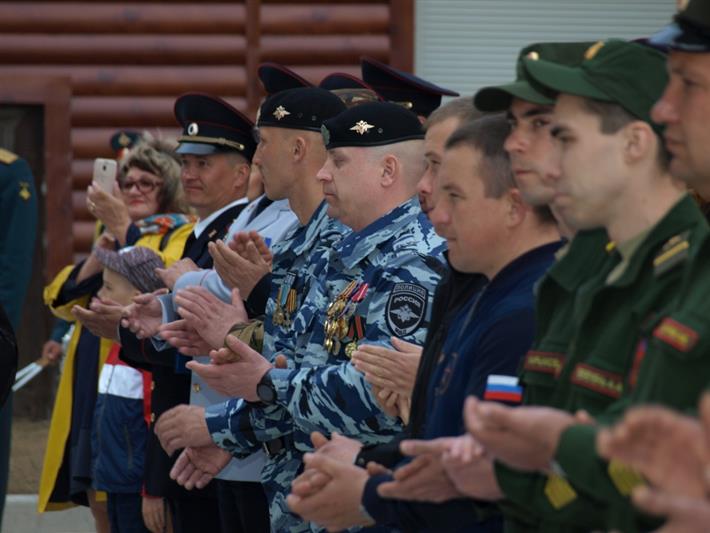 В Сахалинской области семьи военнослужащих и сотрудников Росгвардии получили ключи от новых служебных квартир