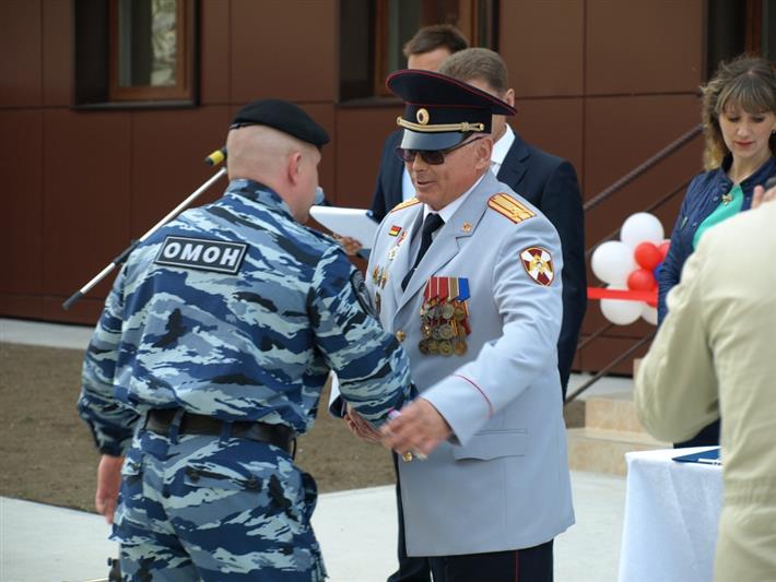 В Сахалинской области семьи военнослужащих и сотрудников Росгвардии получили ключи от новых служебных квартир