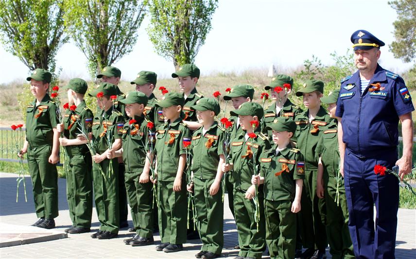 В Волгограде росгвардейцы, присоединившись к общероссийскому автопробегу «Вахта памяти. Сыны Великой Победы», посетили места воинской славы