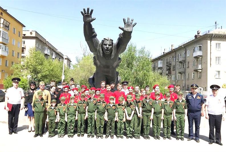 В Волгограде росгвардейцы, присоединившись к общероссийскому автопробегу «Вахта памяти. Сыны Великой Победы», посетили места воинской славы
