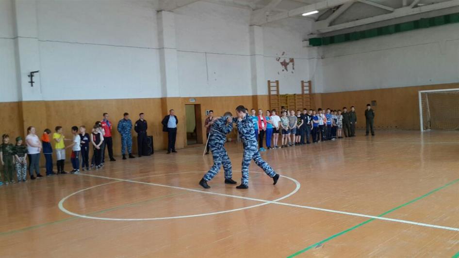 В Свердловской области сотрудники ОМОН показали школьникам приёмы самообороны