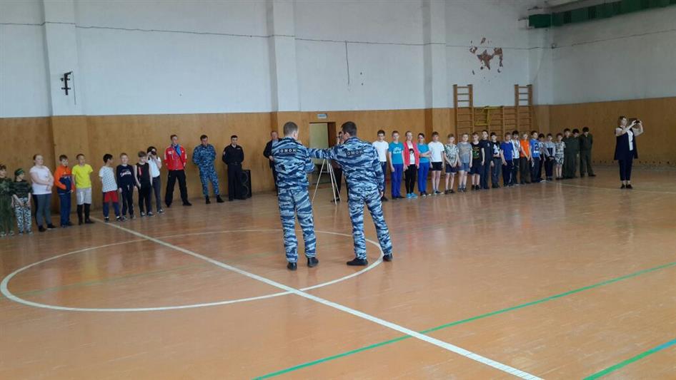 В Свердловской области сотрудники ОМОН показали школьникам приёмы самообороны