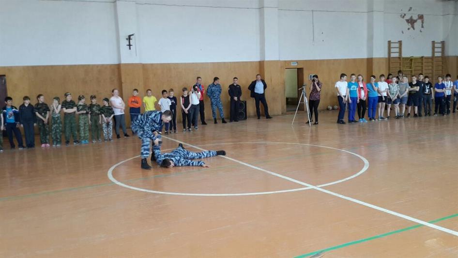 В Свердловской области сотрудники ОМОН показали школьникам приёмы самообороны