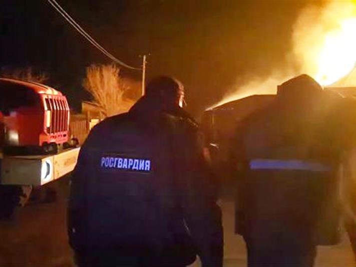 В Омске сотрудники Росгвардии оказали помощь семье, проснувшейся в горящем доме