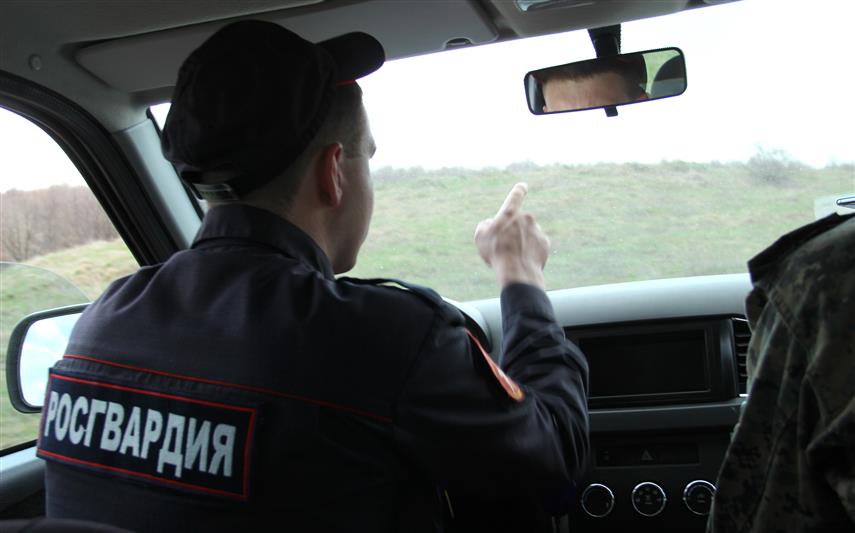 Сотрудники  территориальных подразделений вневедомственной охраны Центрального округа задержали распространителей наркотиков и скрывавшуюся от правосудия преступницу, а также нашли пропавшую девушку