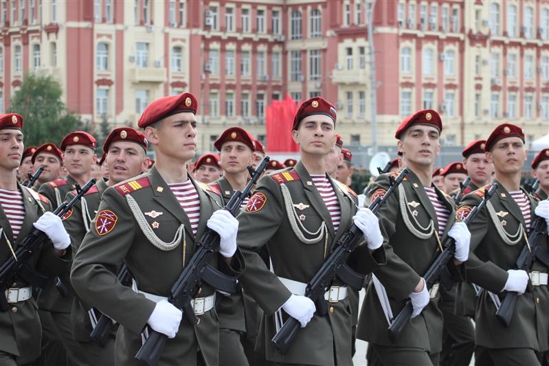 В Ростове-на-Дону, Краснодаре, Астрахани, Волгограде, Элисте, Майкопе, Севастополе, Симферополе и других городах Южного округа ВНГ состоялись военные парады