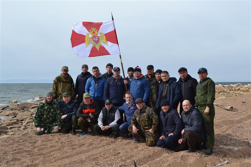  В Бурятии росгвардейцы поддержали экологическую акцию по уборке побережья Байкала