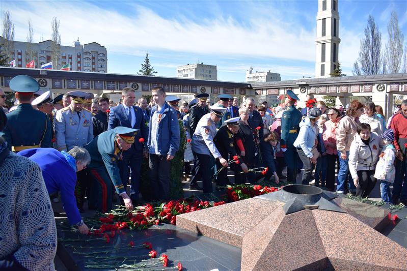 Военнослужащие и сотрудники Приволжского округа войск национальной гвардии чествовали ветеранов и приняли участие в праздничных мероприятиях посвященных Дню Победы