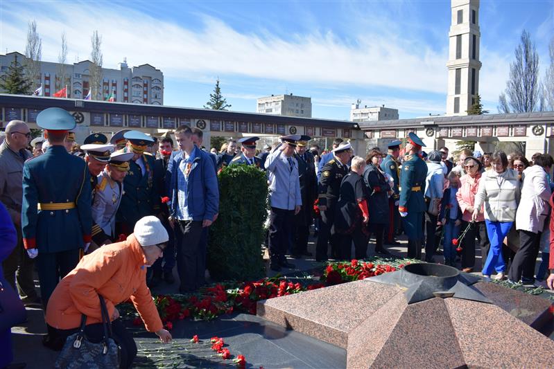 Военнослужащие и сотрудники Приволжского округа войск национальной гвардии чествовали ветеранов и приняли участие в праздничных мероприятиях посвященных Дню Победы