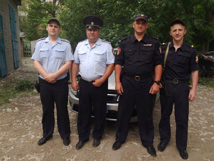 В Ростове-на-Дону росгвардейцы оказали помощь жителям многоэтажного дома при пожаре