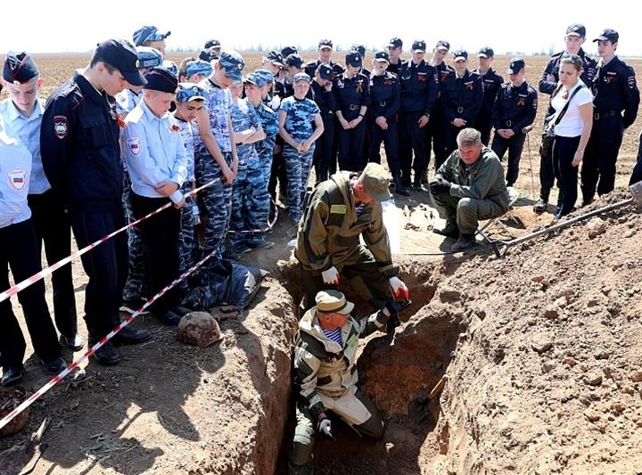 Волгоградские росгвардейцы во главе с начальником территориального управления ведомства встретились с участниками «Вахты Памяти»