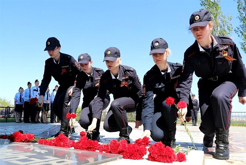 Волгоградские росгвардейцы во главе с начальником территориального управления ведомства встретились с участниками «Вахты Памяти»