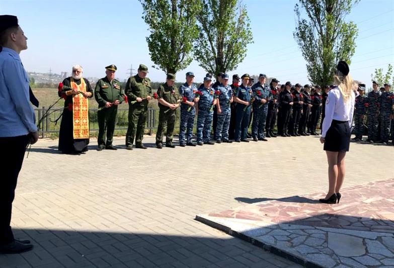 Волгоградские росгвардейцы во главе с начальником территориального управления ведомства встретились с участниками «Вахты Памяти»