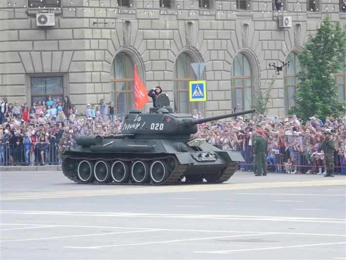 В Ростове-на-Дону, Краснодаре, Астрахани, Волгограде, Элисте, Майкопе, Севастополе, Симферополе и других городах Южного округа ВНГ состоялись военные парады