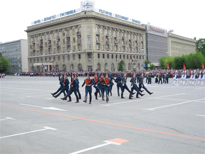 В Ростове-на-Дону, Краснодаре, Астрахани, Волгограде, Элисте, Майкопе, Севастополе, Симферополе и других городах Южного округа ВНГ состоялись военные парады