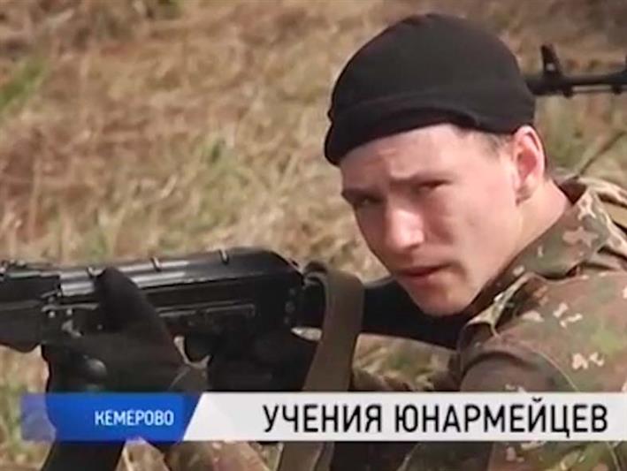 Бойцы Росгвардии вручили кемеровчанам шевроны юных спецназовцев (видео)