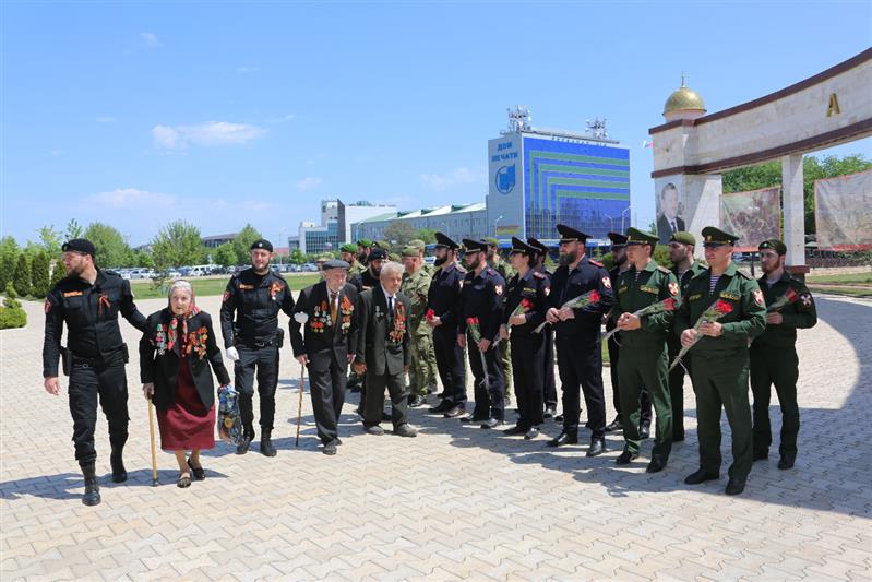 Грозный принимает участие в военно-патриотической акции «Вахта памяти. Сыны Великой Победы» (фото, видео)