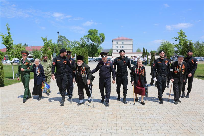 Грозный принимает участие в военно-патриотической акции «Вахта памяти. Сыны Великой Победы» (фото, видео)