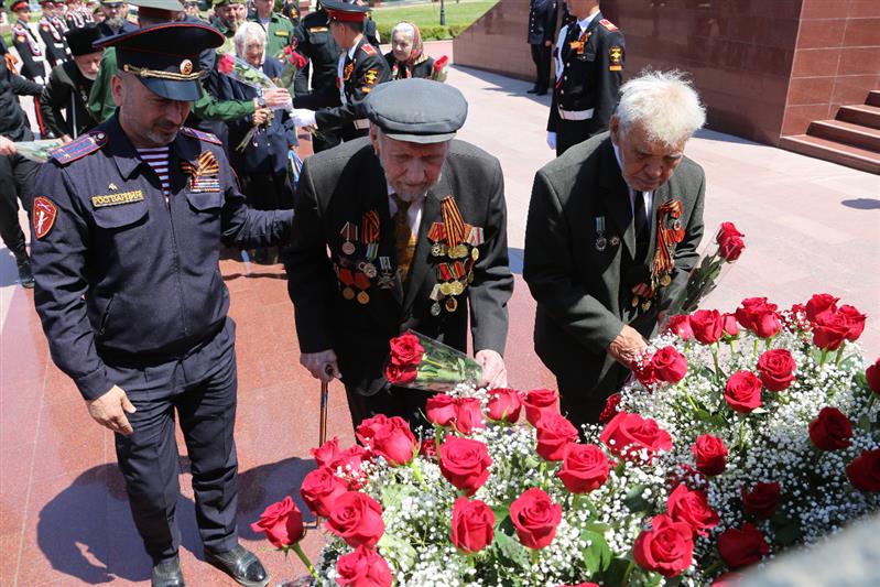 Грозный принимает участие в военно-патриотической акции «Вахта памяти. Сыны Великой Победы» (фото, видео)