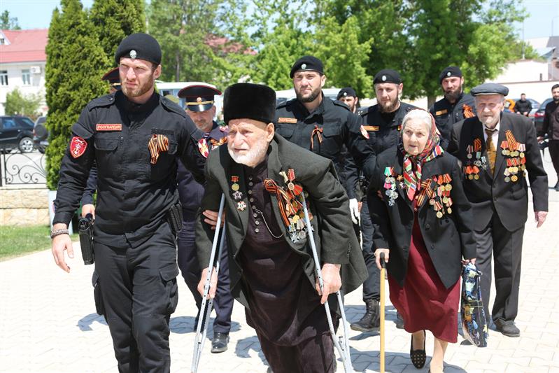 Грозный принимает участие в военно-патриотической акции «Вахта памяти. Сыны Великой Победы» (фото, видео)