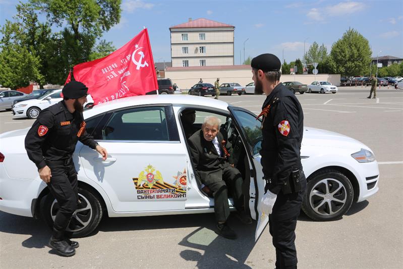 Грозный принимает участие в военно-патриотической акции «Вахта памяти. Сыны Великой Победы» (фото, видео)