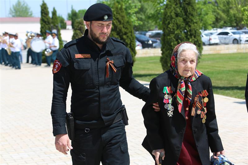 Грозный принимает участие в военно-патриотической акции «Вахта памяти. Сыны Великой Победы» (фото, видео)