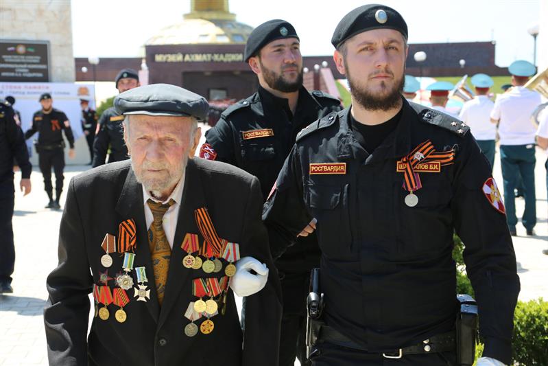 Грозный принимает участие в военно-патриотической акции «Вахта памяти. Сыны Великой Победы» (фото, видео)