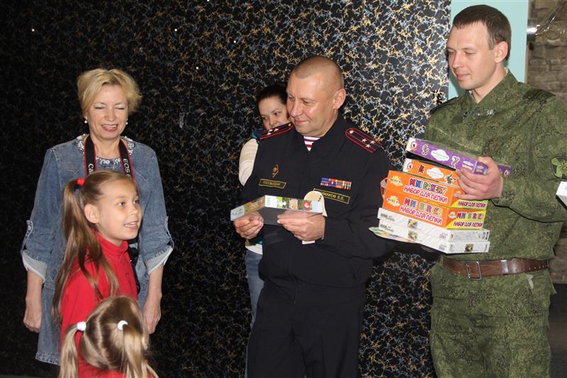 В Тюмени росгвардейцы поздравили детей-инвалидов и сирот с началом лета
