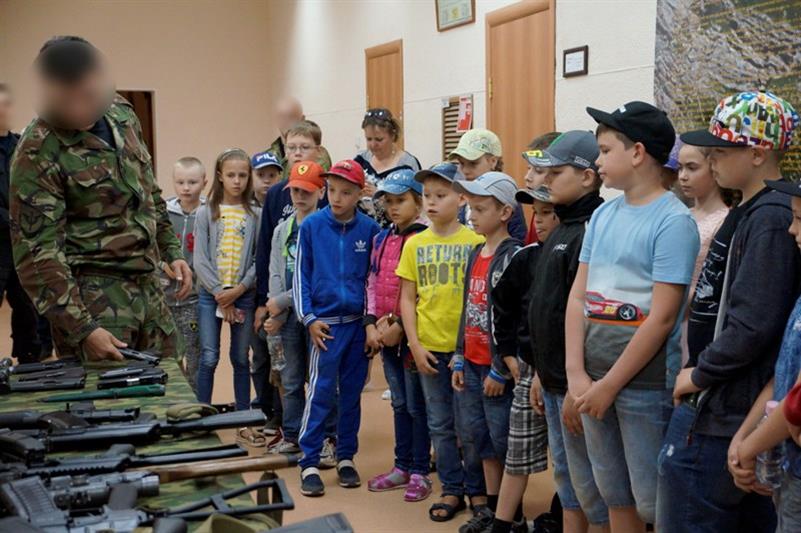 В гости к сотрудникам благовещенского СОБР приехали воспитанники пришкольного лагеря «Алые паруса» 