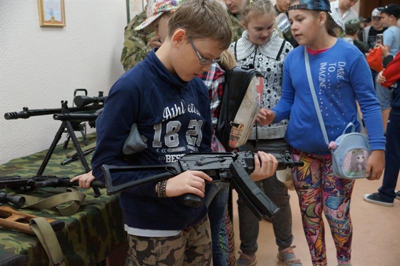 В гости к сотрудникам благовещенского СОБР приехали воспитанники пришкольного лагеря «Алые паруса» 