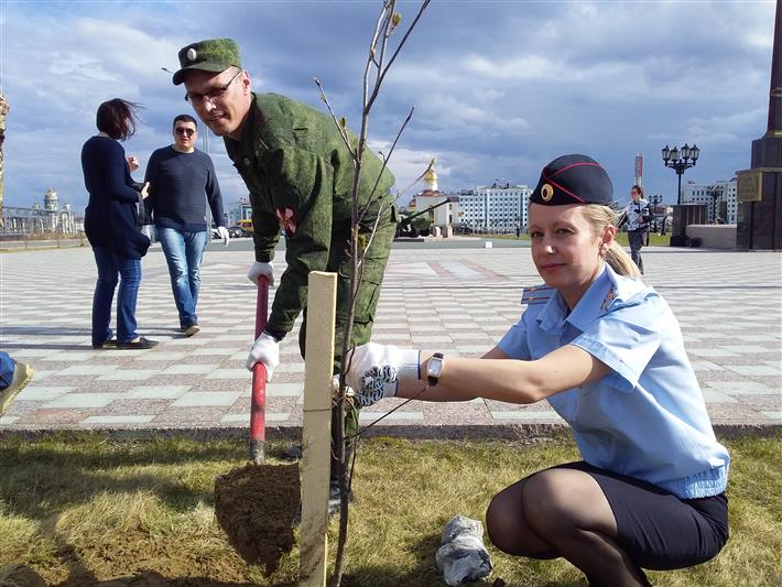 На Ямале росгвардейцы высадили рябину в память о героях Великой Отечественной войны 